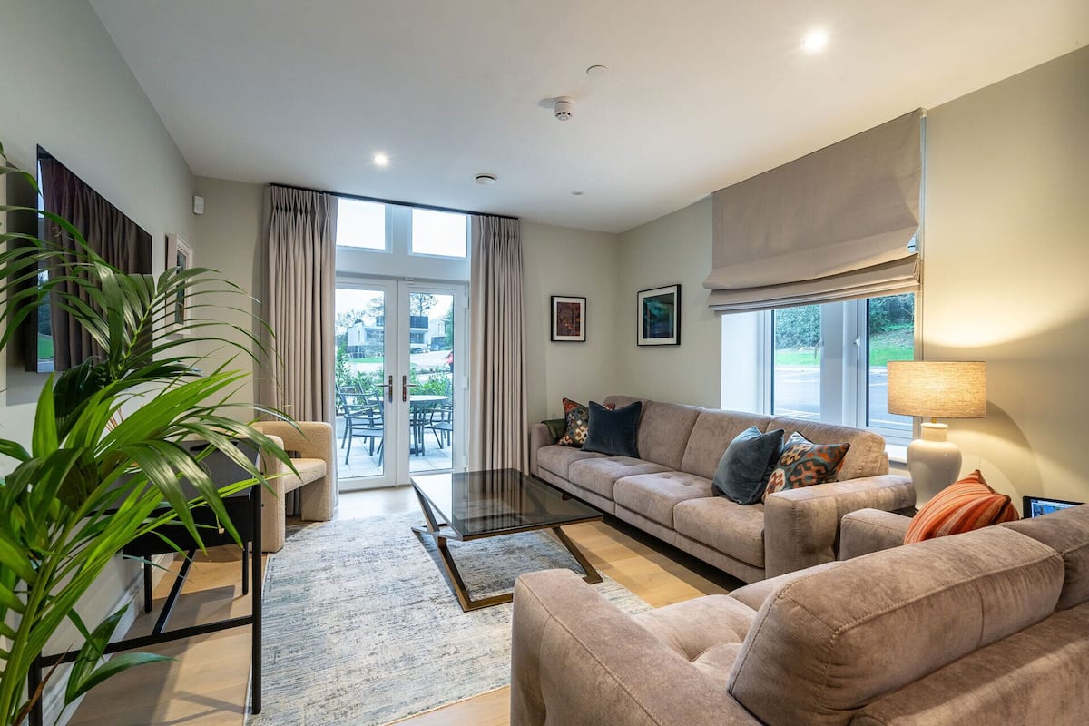 Premium Suite, 3 Bedrooms, Garden View | Living area | 30-inch Smart TV with satellite channels