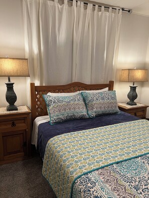 2 bedrooms, iron/ironing board, WiFi, bed sheets - 2 Bdrm Home w/Hot Tub, Yoga Deck/BBQ & Views (Sedona)