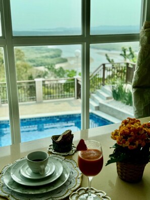 Grand réfrigérateur, micro-ondes, four, plaque de cuisson