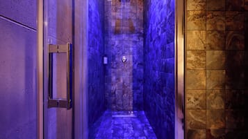 Habitación superior, 1 cama de matrimonio, no fumadores | Ducha del cuarto de baño