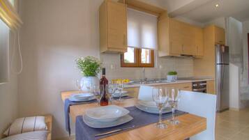 Refrigerador, horno, lavavajillas y cafetera y tetera