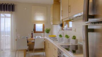 Refrigerador, horno, lavavajillas y cafetera y tetera