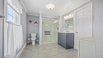 SĂšche-cheveux, serviettes fournies, savon, papier toilette