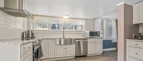 Een koelkast, een microgolfoven, een oven, een kookplaat