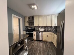 Private kitchen - Cozy Queens Retreat w/ Family Amenities & Parking (Queens)