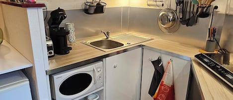 Fridge, microwave, stovetop, coffee/tea maker