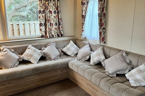 3 Bed Caravan - Sleeps 6 - Pets - 5 min to Beach