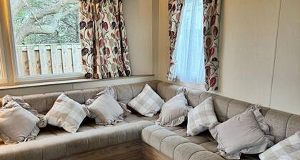 3 Bed Caravan - Sleeps 6 - Pets - 5 min to Beach