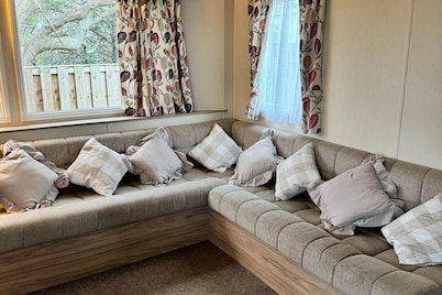 3 Bed Caravan - Sleeps 6 - Pets - 5 min to Beach