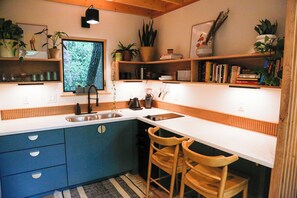 Cafetera y tetera, refrigerador, microondas y parrilla de estufa 