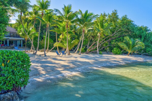 Chaises longues, serviettes de plage