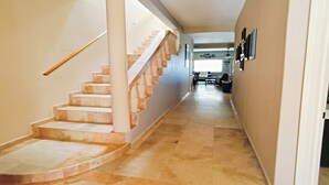 A hallway with a marble staircase leading to a landing. - Sea Esta Villa by Kivoya (Puerto Peñasco)