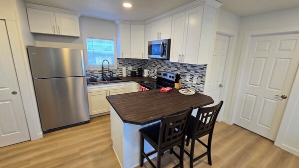 Een koelkast, een microgolfoven, een oven, een vaatwasser