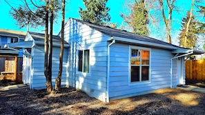 Exterior - Cozy small home one bedroom (Portland)