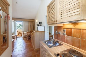 Geladeira, micro-ondas, cooktop, cafeteira/chaleira