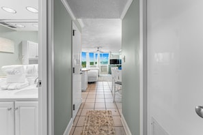 Studio - havsutsikt | Vardagsrum | Bordsfotboll och ett bordtennisbord