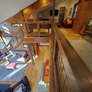 Smart TV, lareira, DVD player, livros