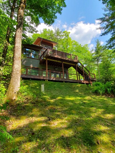 Spectacular pet friendly remote cabin in Cashiers, NC. AWD/4WD needed.