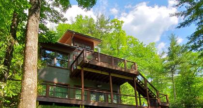 Spectacular pet friendly remote cabin in Cashiers, NC. AWD/4WD needed.