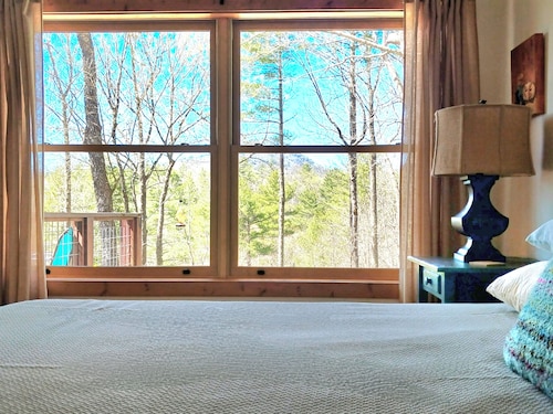 Spectacular pet friendly remote cabin in Cashiers, NC. AWD/4WD needed.