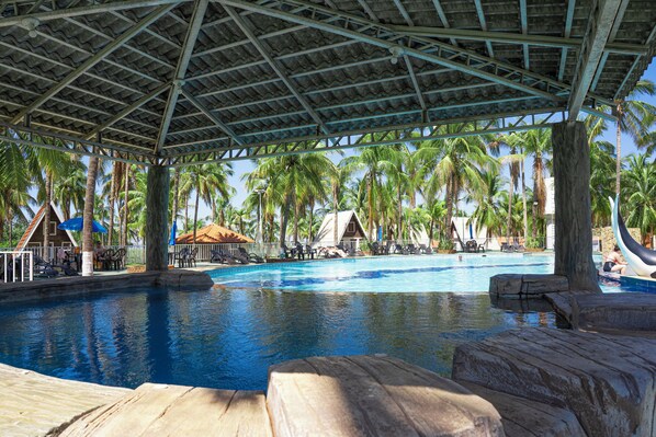 Una piscina techada, 7 piscinas al aire libre, sombrillas