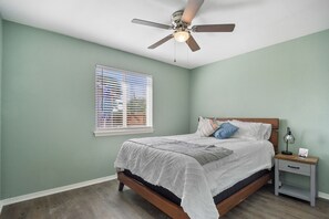 4 bedrooms, iron/ironing board, free WiFi, bed sheets - Lakeview in the City! (Irving)