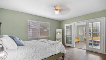 4 bedrooms, iron/ironing board, free WiFi, bed sheets