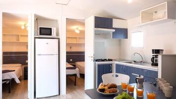 Réfrigérateur, micro-ondes, cafetière/bouilloire, chaise haute