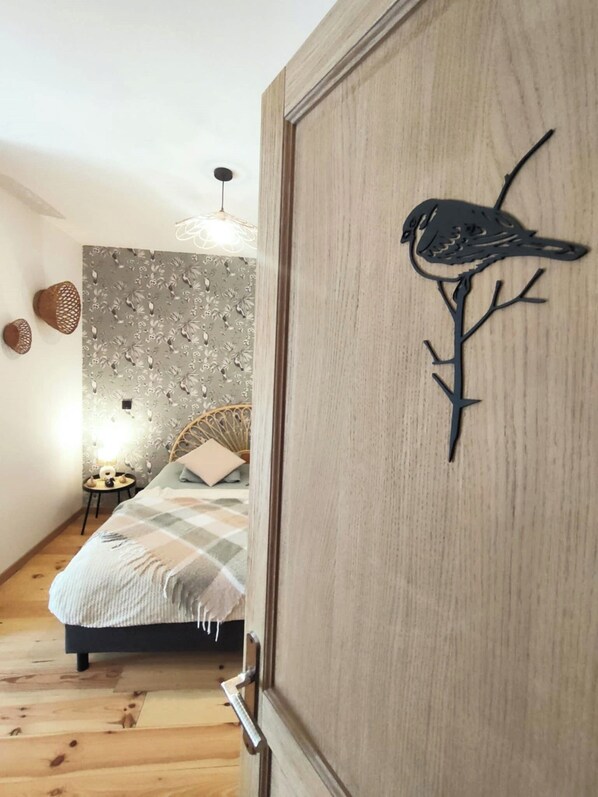 1 habitación, tabla de planchar con plancha, wifi gratis y ropa de cama