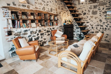 Fireplace, books, music library, stereo. Ch d'hôtes Le chant des oiseaux - THE SOURCE OF OUR ROOTS - FERMETTE - AVESNOIS
