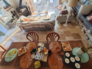 Lareira, livros, biblioteca musical, aparelho de som