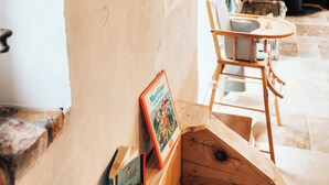 Una habitación rústica con un banco de madera, una mesita pequeña y un libro titulado 'Matthias'.