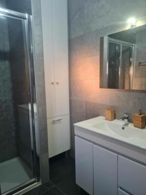 Shower, hair dryer, towels, toilet paper