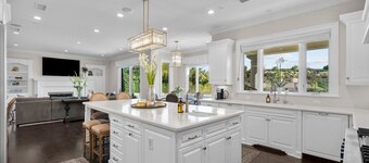 Spacious 6-bedroom Private Gated Home with WiFi and AC in amazing Thousand Oaks