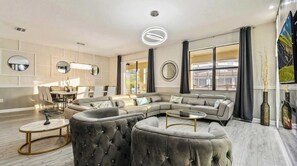 บ้านพัก, หลายเตียง, ใช้สระว่ายน้ำได้, วิวสระว่ายน้ำ (1429TH CG) | บริเวณนั่งเล่น | ทีวีจอแบน 42 นิ้ว พร้อมช่องดิจิตอล