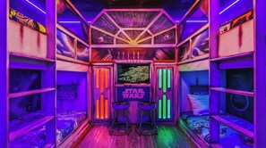 8 bedrooms, individually decorated, individually furnished, bed sheets - Huge Home With Game Room & Theater Near Disney 1429 (Davenport)