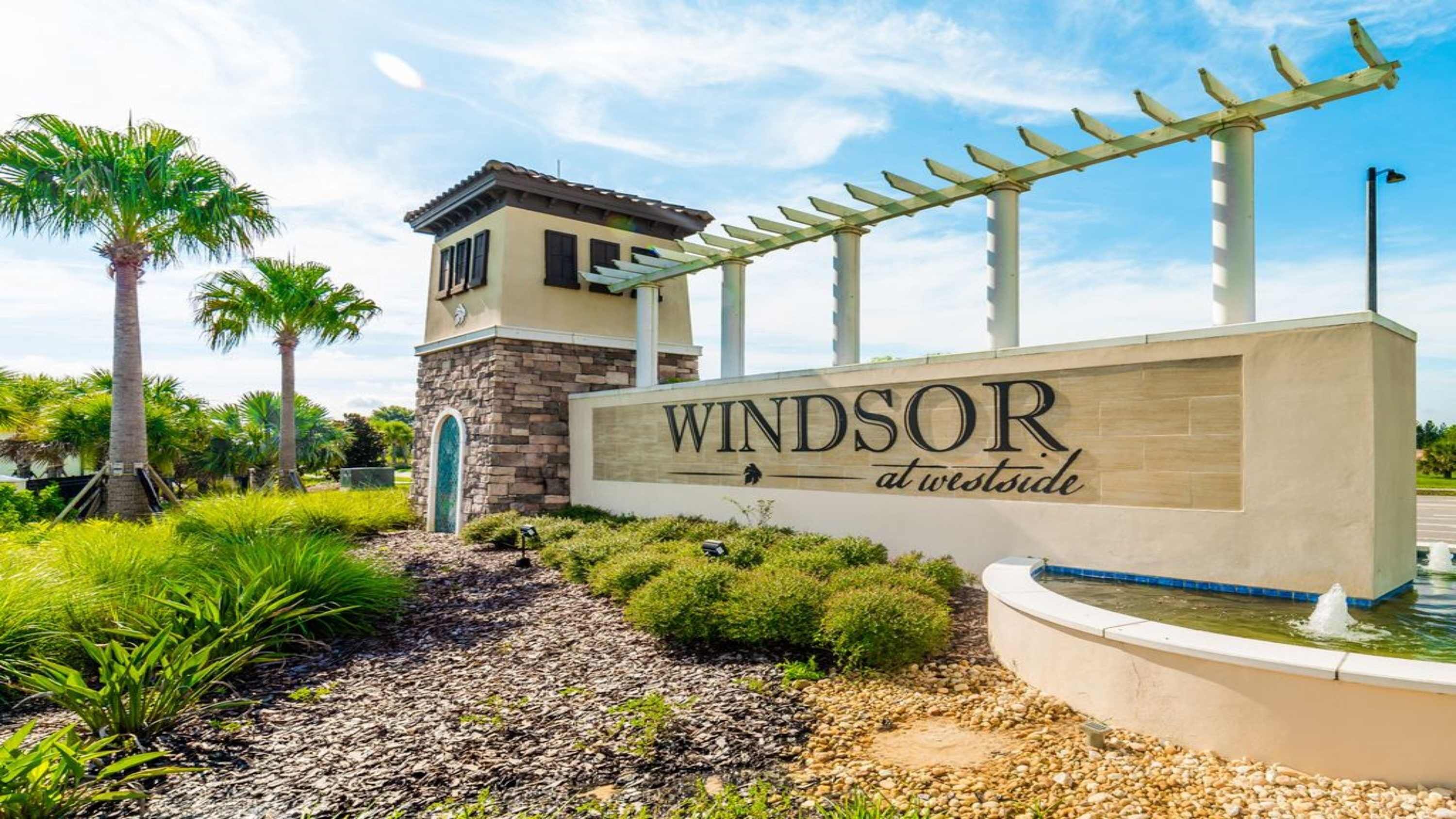 Schild für 'Windsor at Westside' mit einer Pergola, Palmen und einem Wasserspiel.