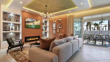 House, Multiple Beds, Patio (16228SMS WCR) | Interior