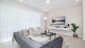 Casa, varias camas, acceso a la alberca (311JW WIR) | Área de sala de estar | Estación para reproductor de MP3 