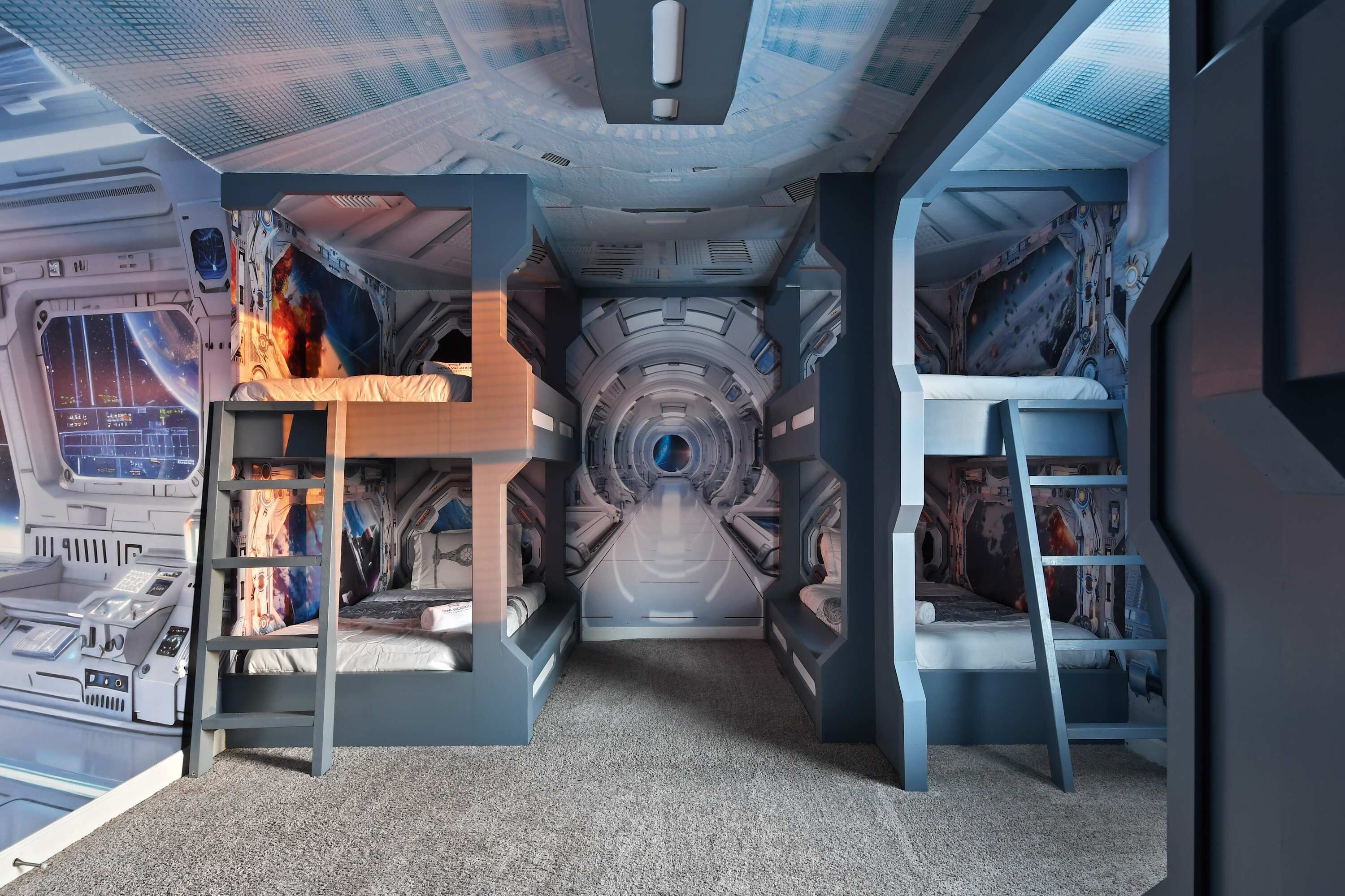 Um quarto futurista com beliches, um design circular central e um painel de controle à esquerda.