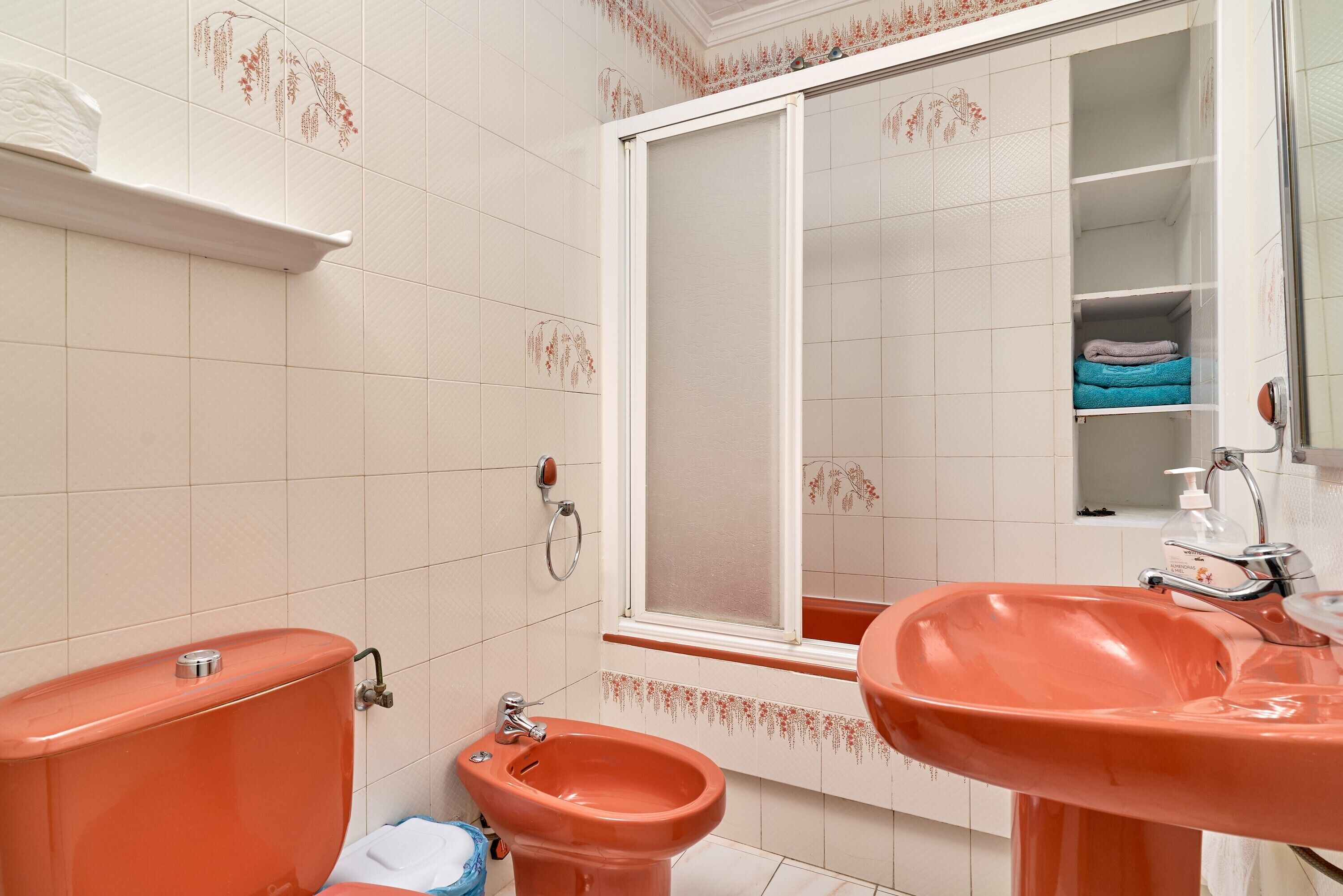 Ein Badezimmer mit Toilette, Bidet, Waschbecken und Spiegel.