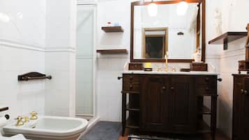 Hiustenkuivaaja, pyyhkeet, saippua, vessapaperi