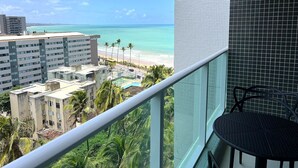Un balcón con vista a la playa y al océano.