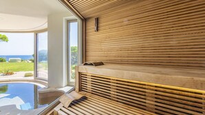 Un área de spa con una pared de madera, un jacuzzi y vistas al exterior.