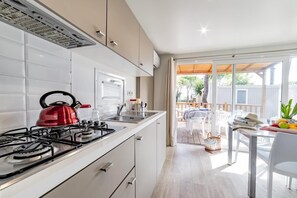 冷蔵庫、コンロ、コーヒー / ティーメーカー、ハイチェア