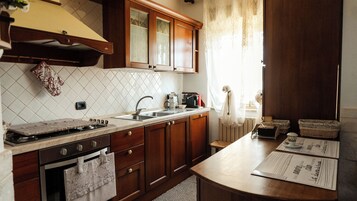 Refrigerador, microondas, placa de cocina, utensilios de cocina