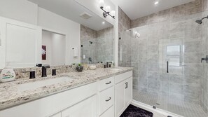 Shower, hair dryer, towels, soap - Fort Myers Villa Near Beaches & Ballparks (Fort Myers)