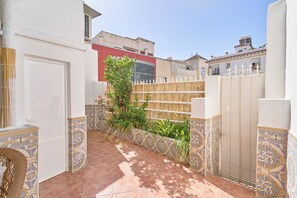 المنطقة المحيطة بالمنشأة