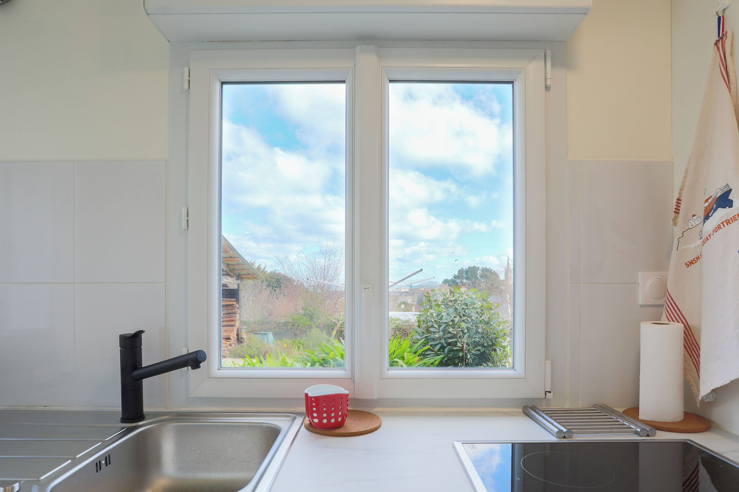 Een koelkast, een microgolfoven, een kookplaat