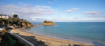 Bed and breakfast 'Fusains 5 Petit-déjeuner Vue Mer' with Sea View, Shared Garden and Wi-Fi